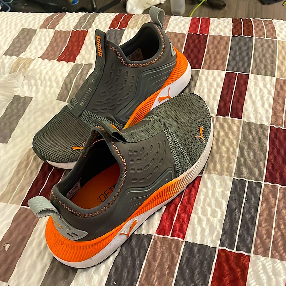 Size 5 puma tennis shoes